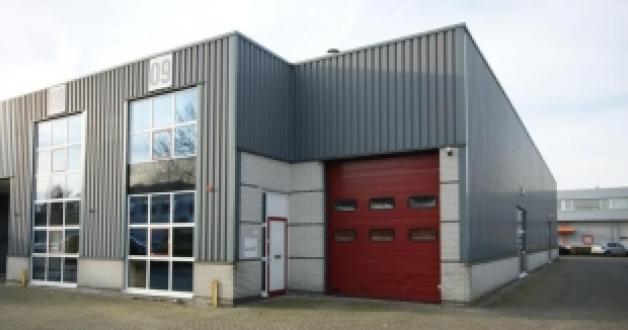 CMC Bedrijfsmakelaars verhuurt bedrijfsruimte aan CaravanMoverShop Veenendaal
